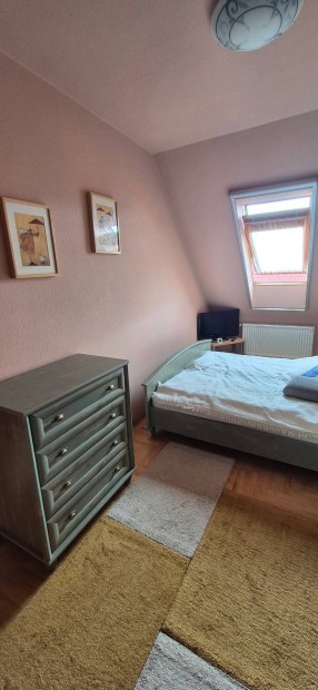 Elad� lak�s gar�zzsal