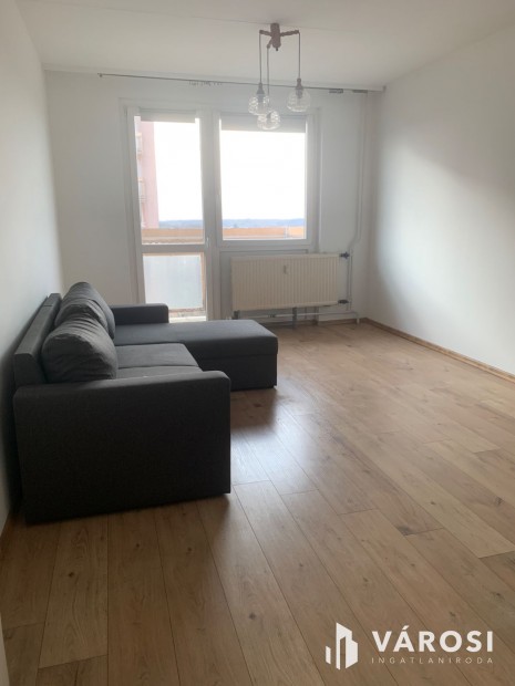 Elad� lak�s kiv�l� helyen ,  az Agr�r Egyetemmel szemben