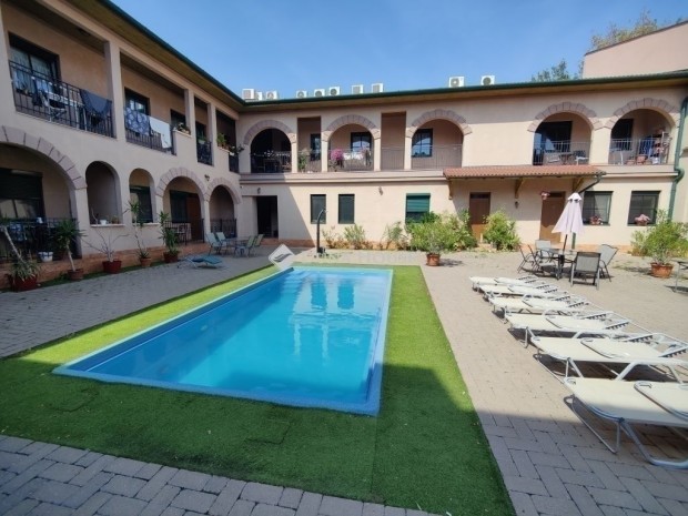 Elad� lak�s saj�t kertr�sszel, Budapest 19. ker. C�drus lak�parkban