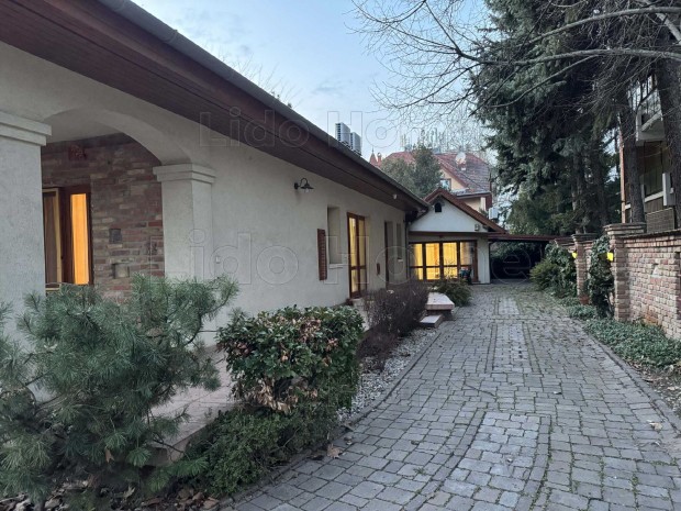 Elad� lak�h�z az Aranyparton!