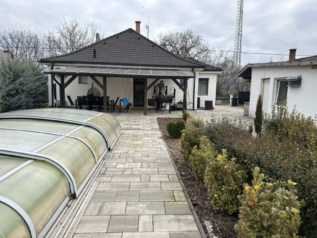 Elad� lak�h�z parkos�tott kerttel �s medenc�vel Leps�nyben!