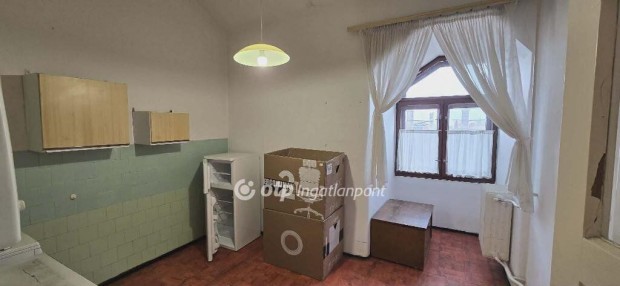 Elad� liftes lak�s, Debrecen belv�ros�ban