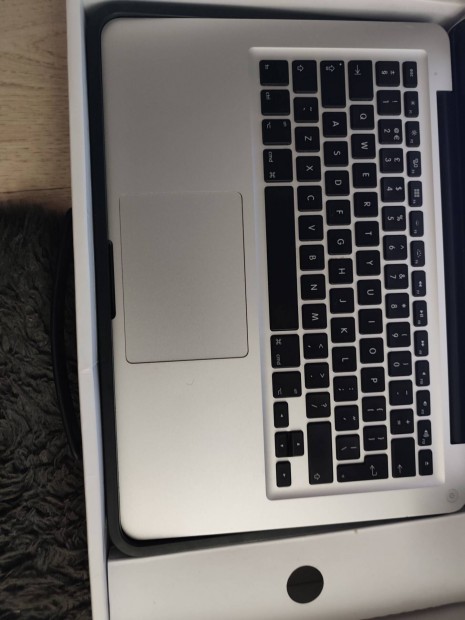 Eladó macbook i5 ingyen futárral