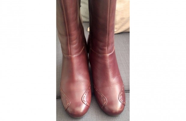 Elad� magassark� n�i b�r csizma