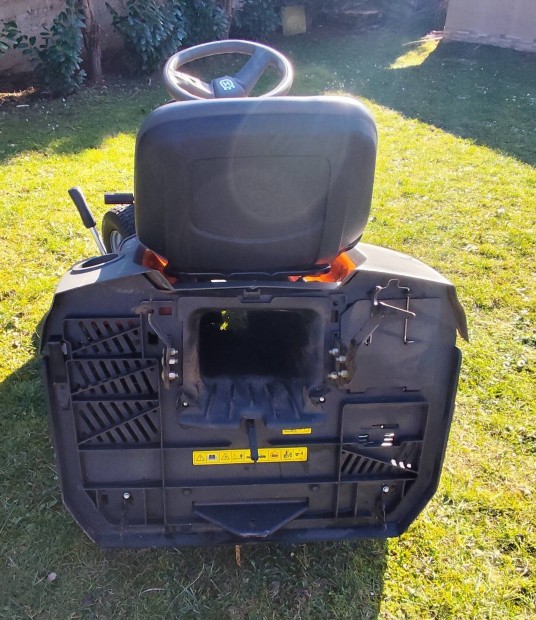 Elad� megk�m�lt Husqvarna TC 138 f�ny�r� traktor - �jszer� �llapotban!