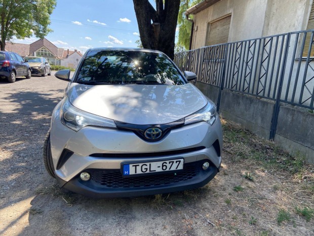 Eladó megkímélt Toyota C-hr 1,8 hibrid