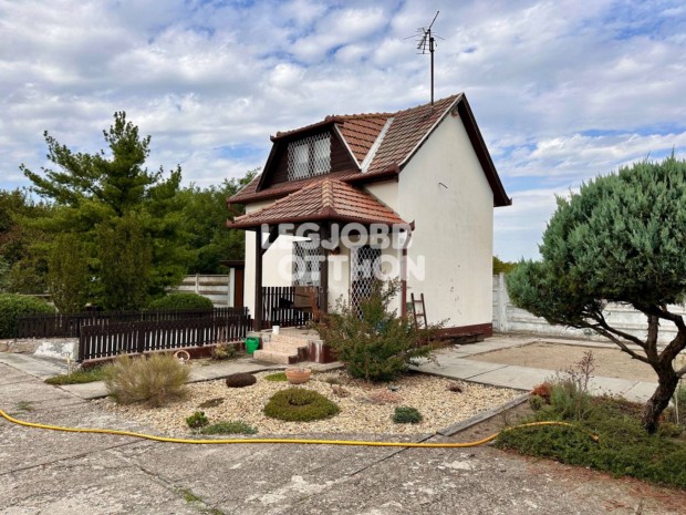 Elad� megk�m�lt �llapot� tanya Csem�-Z�ldhalomban