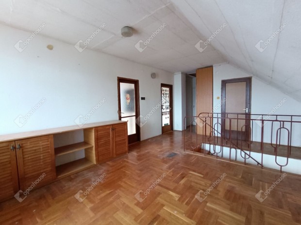 Elad� m�retes csal�di h�z kerttel, fel�j�tand� �llapotban