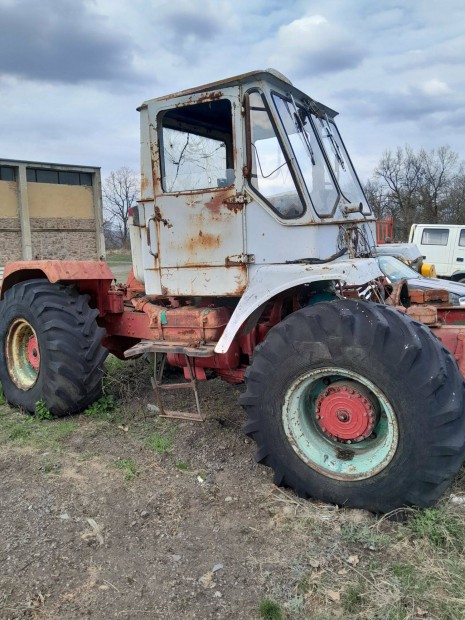 Elad� mez�gazdas�gi vontat� alkatr�sznek