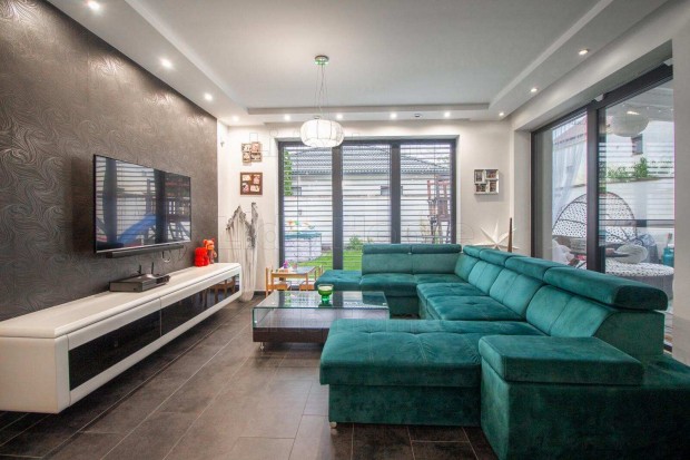 Elad� modern, 5 szob�s csal�di h�z Lev�len  kiv�l� el�rhet�s�ggel