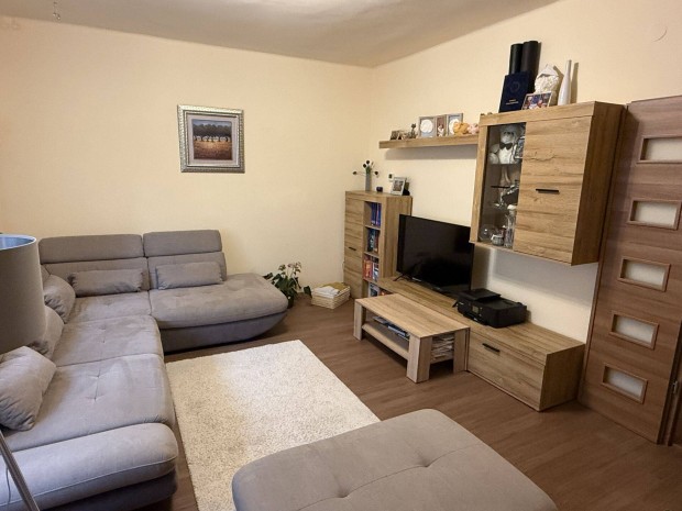 Elad� modern, fel�j�tott lak�s Bujtoson gar�zzsal, t�rol�val!