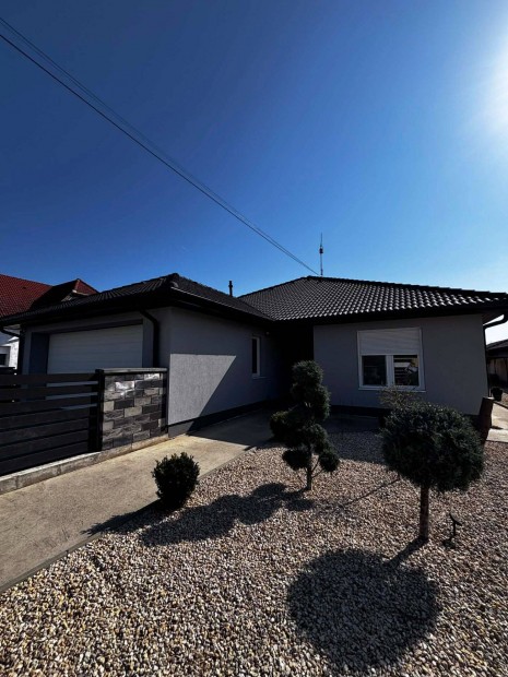 Elad� modern csal�di h�z R�szk�n parkos�tott kerttel �s k�l�n lakhat