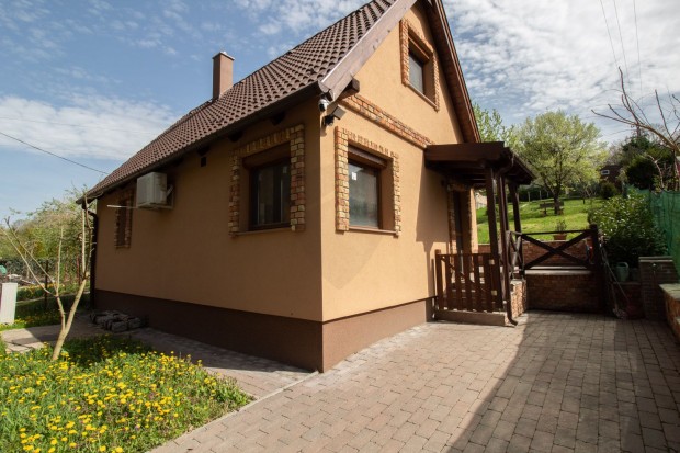Elad modern csaldi hz Tatabnya Skvlgyn  nyugalom, knyelem, st