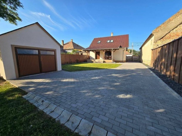 Elad� modern fel�j�tott csal�dih�z B�ben