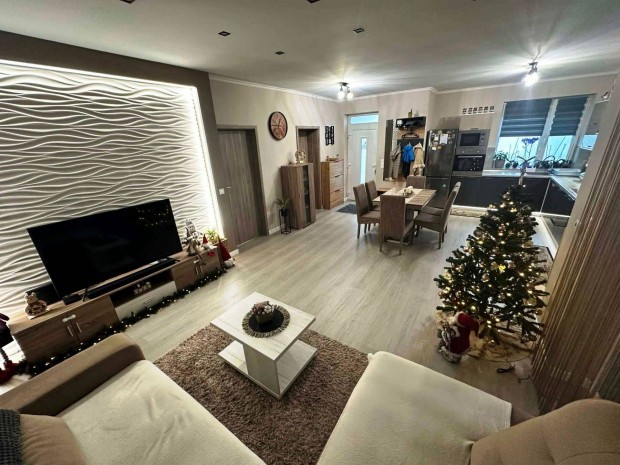 Elad� modern ikerh�z Ny�regyh�za S�gv�ri kertv�rosban