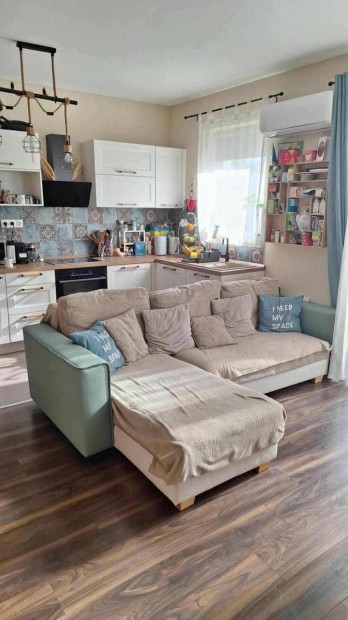 Elad� modern ikerh�z Pilisj�szfalun, a Somly� Lak�v�lgyben