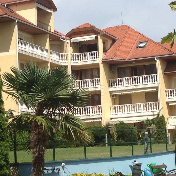 Elad� modern t�glalak�s medenc�vel, szaun�val, jakuzzival