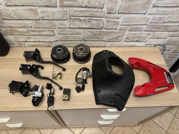 Eladó motor / robogó alkatrészek