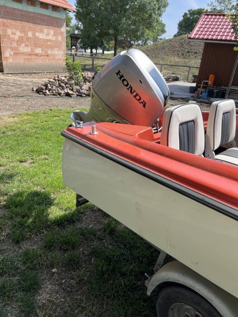 Elad� motorcs�nak