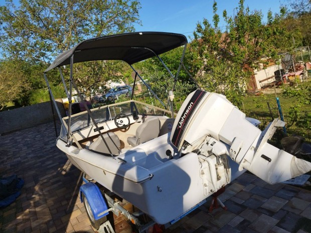 Elad� motorcs�nak