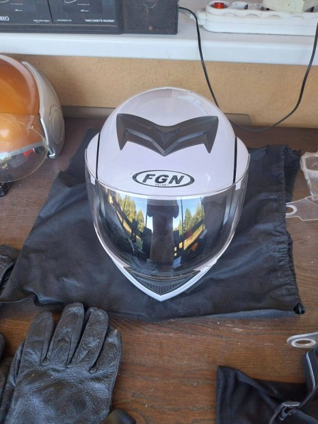 Eladó motoros bukósisak