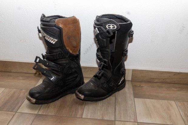 Elad� motoros csizma