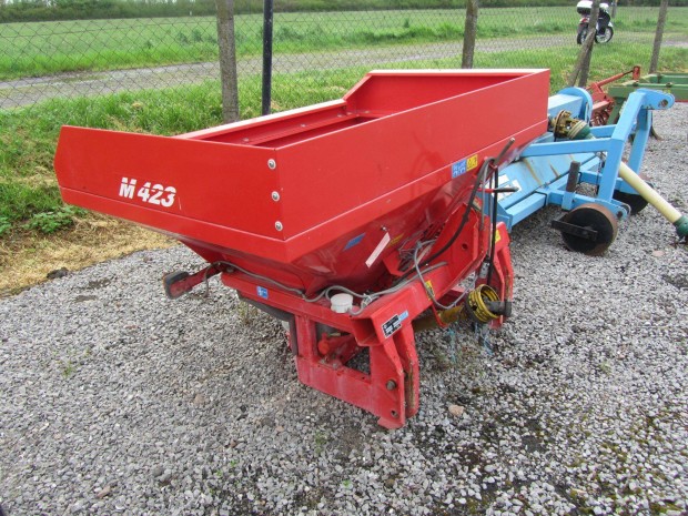 Elad� m�tr�gyasz�r� 1800kg. hidr