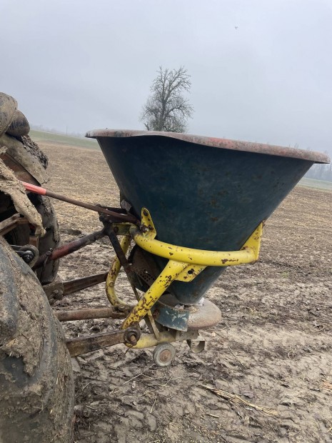 Elad� m�tr�gyaszor�