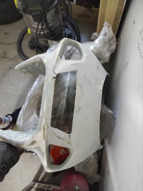 Eladó nagy motor komplett idomzat