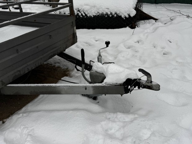 Elad� nagy rakt�rrel ut�nfut�