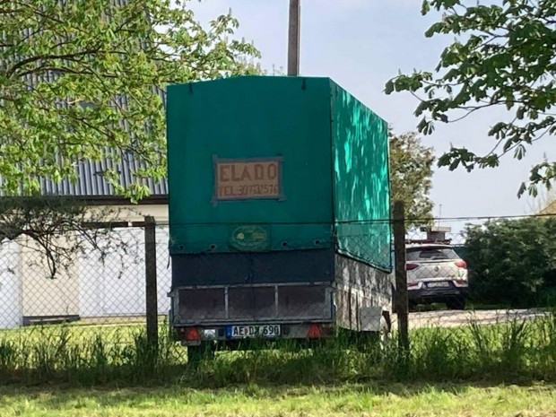 Eladó nagyméretű, masszív utánfutó ponyvával kihasználatlanság miatt!