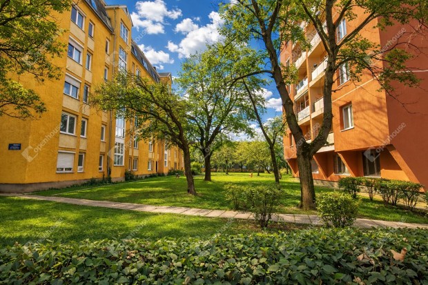 Elad� nagym�ret� lak�s a L�v�lde �ton