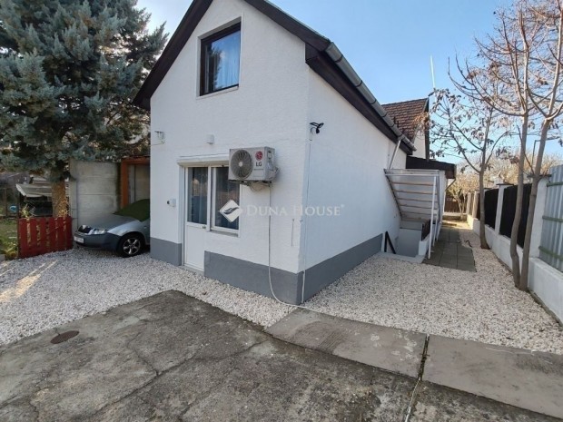 Elad� naooali+4 szoba, fel�j�tott, csal. h�z, Budapest 13. ker.