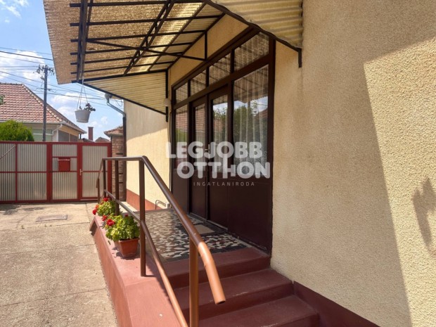 Elad� napelemrendszerrel felszerelt k�tgener�ci�s csal�di h�z Cegl�den