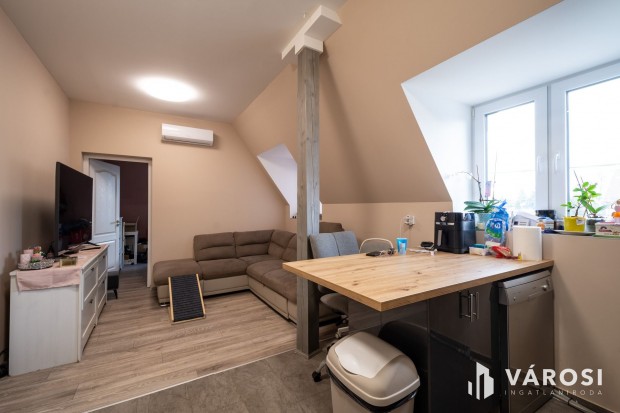 Elad� nappali + 2 h�l� + 2 aut� be�ll�s �jszer� lak�s G�d�n