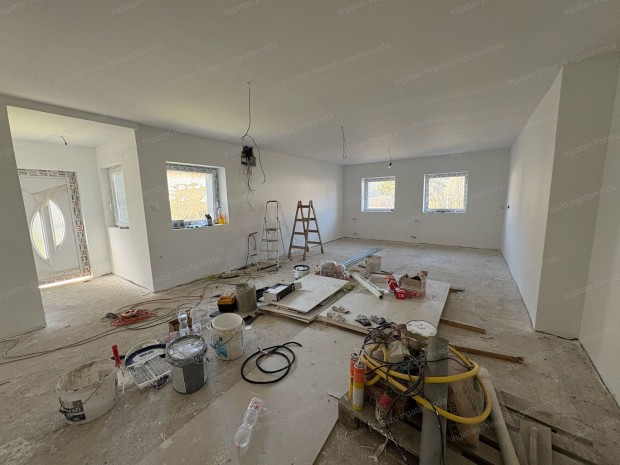 Elad� nappali + 3 szob�s fel�j�tott csal�di h�z G�g�nf�n!