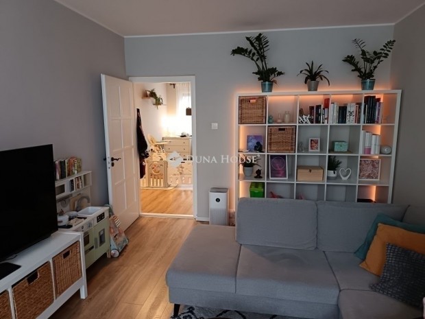 Elad� nappali + 3 szob�s lak�s a Kati cukr�szda m�g�tt!