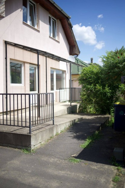 Elad� n�gy lak�sos t�rsash�z Kisv�rd�ban!