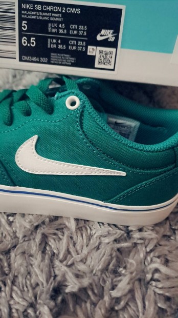 Eladó női Nike cipő. Új