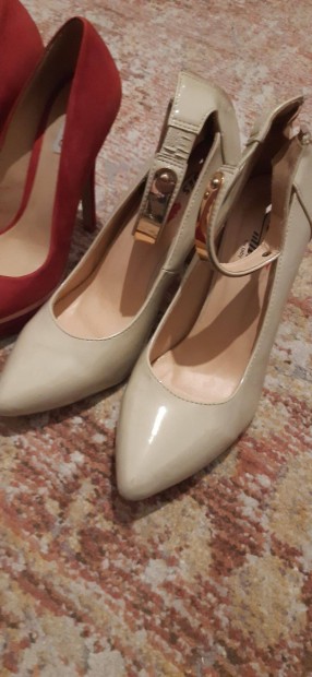 Elad� n�i magassark� cip�k!