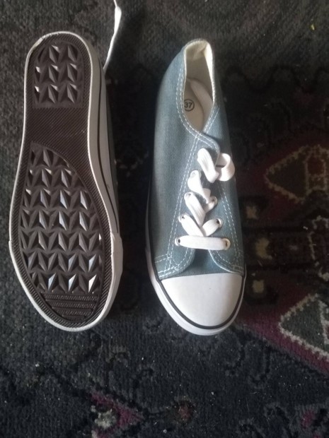 Elad� n�i torna cip� 37-es