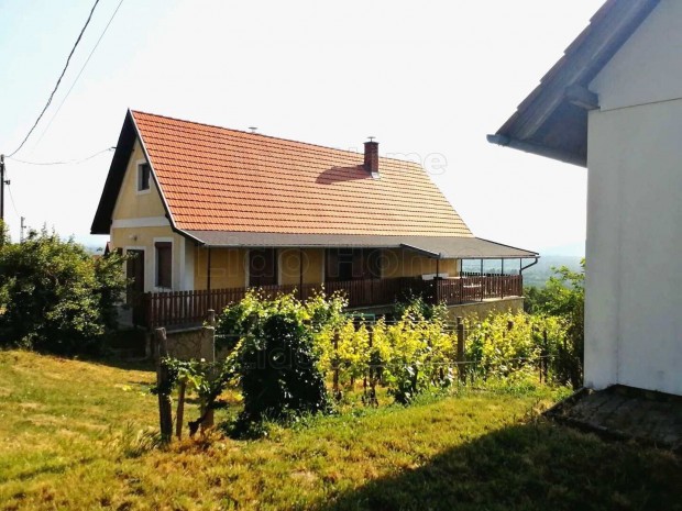 Eladó nyaraló Balatonedericsen a Csodabogyós-barlangtól pár percre.
