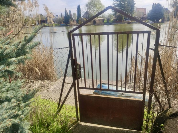 Eladó nyaraló Gondalaposi üdülősoron.