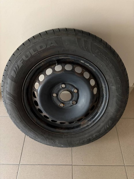 Elad� ny�ri gumi, felnivel