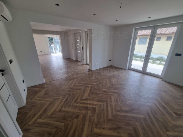 Elad� okosotthon rendszerrel felszerelt csal�di h�z