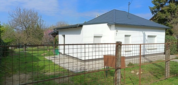 Elad� �n�ll�, fel�j�tott csal�di h�z Kerepesen