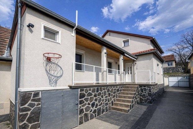 Elad� �ri�s csal�di h�z Hossz�het�nyben