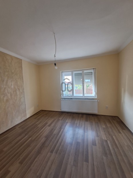 Elad� �sszek�lt�z�k sz�m�ra is ide�lis k�tszob�s, r�szben fel�j�tott c