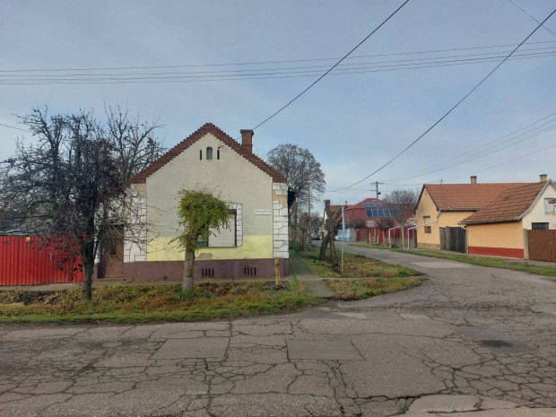 Elad� �sszk�zm�ves �p�t�si telek h�zzal