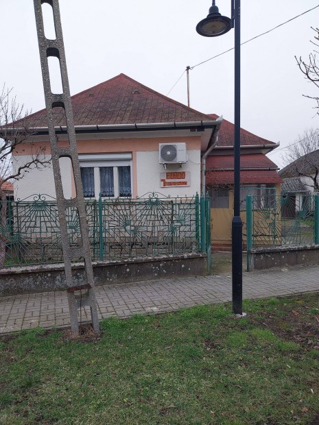 Elad� otthonos csal�di h�z